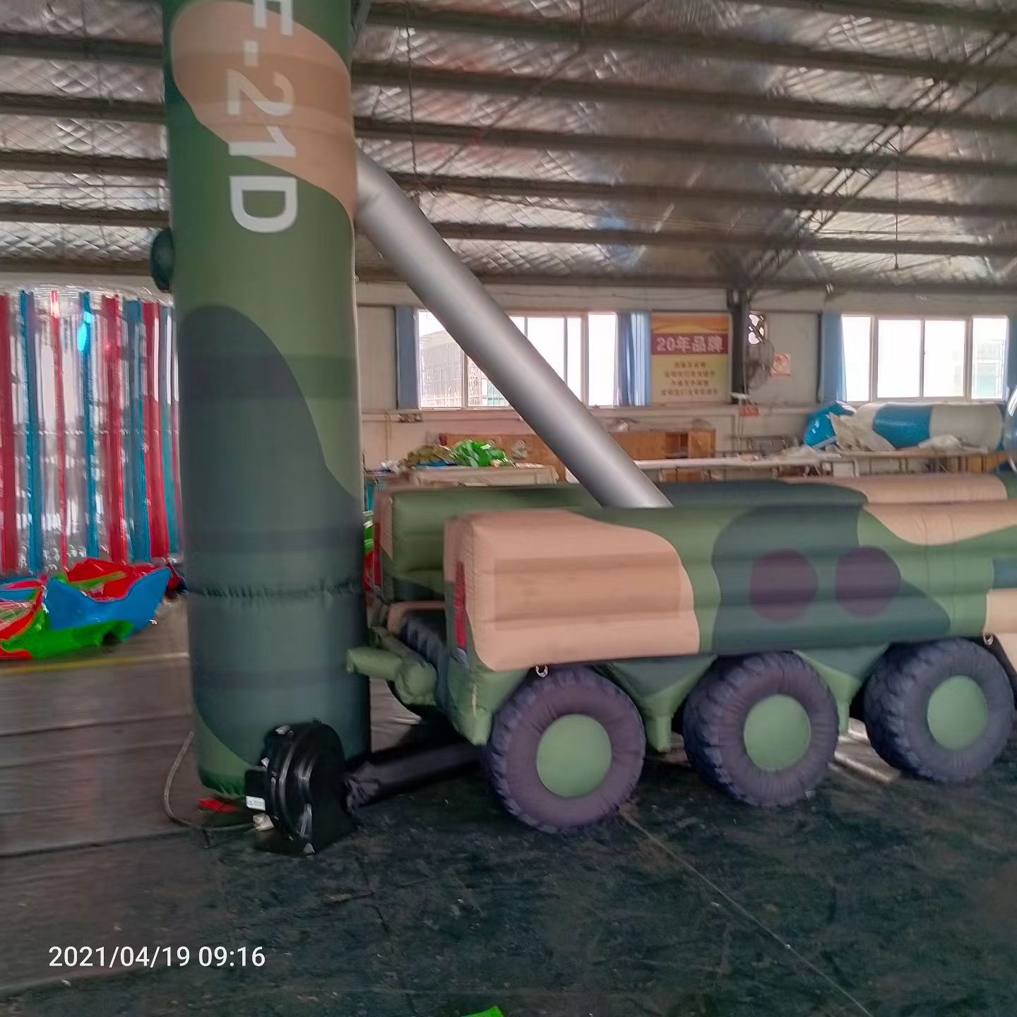 费县军事演习中的充气目标车辆：模拟发射车雷达车坦克飞机